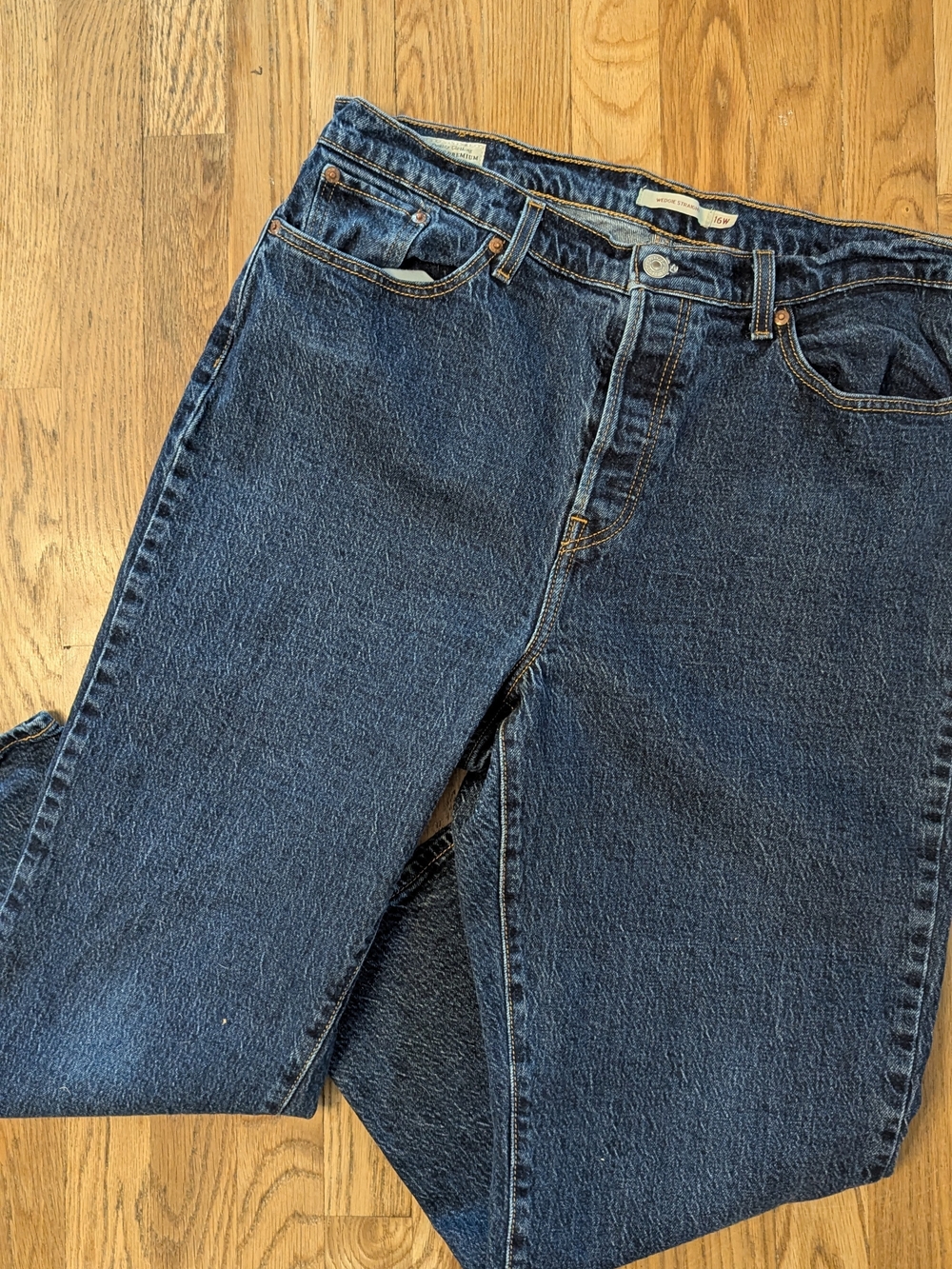 Levi's Wedgie Straight Mid Wash